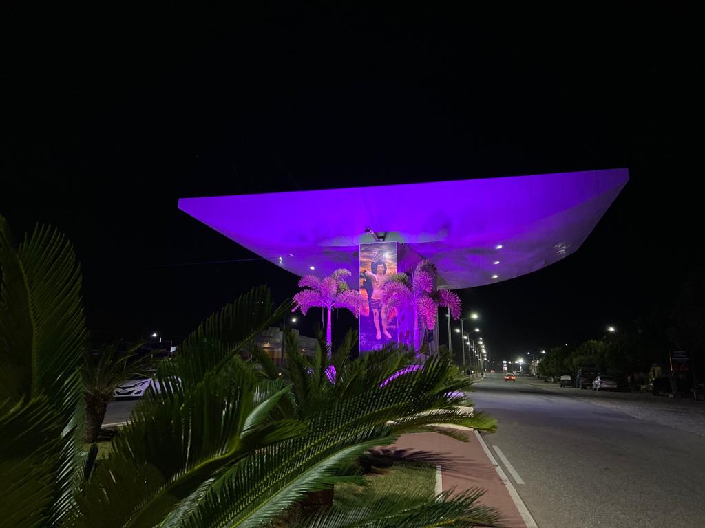 Pontos turísticos de Caraúbas recebem iluminação especial alusiva ao “Agosto Lilás”