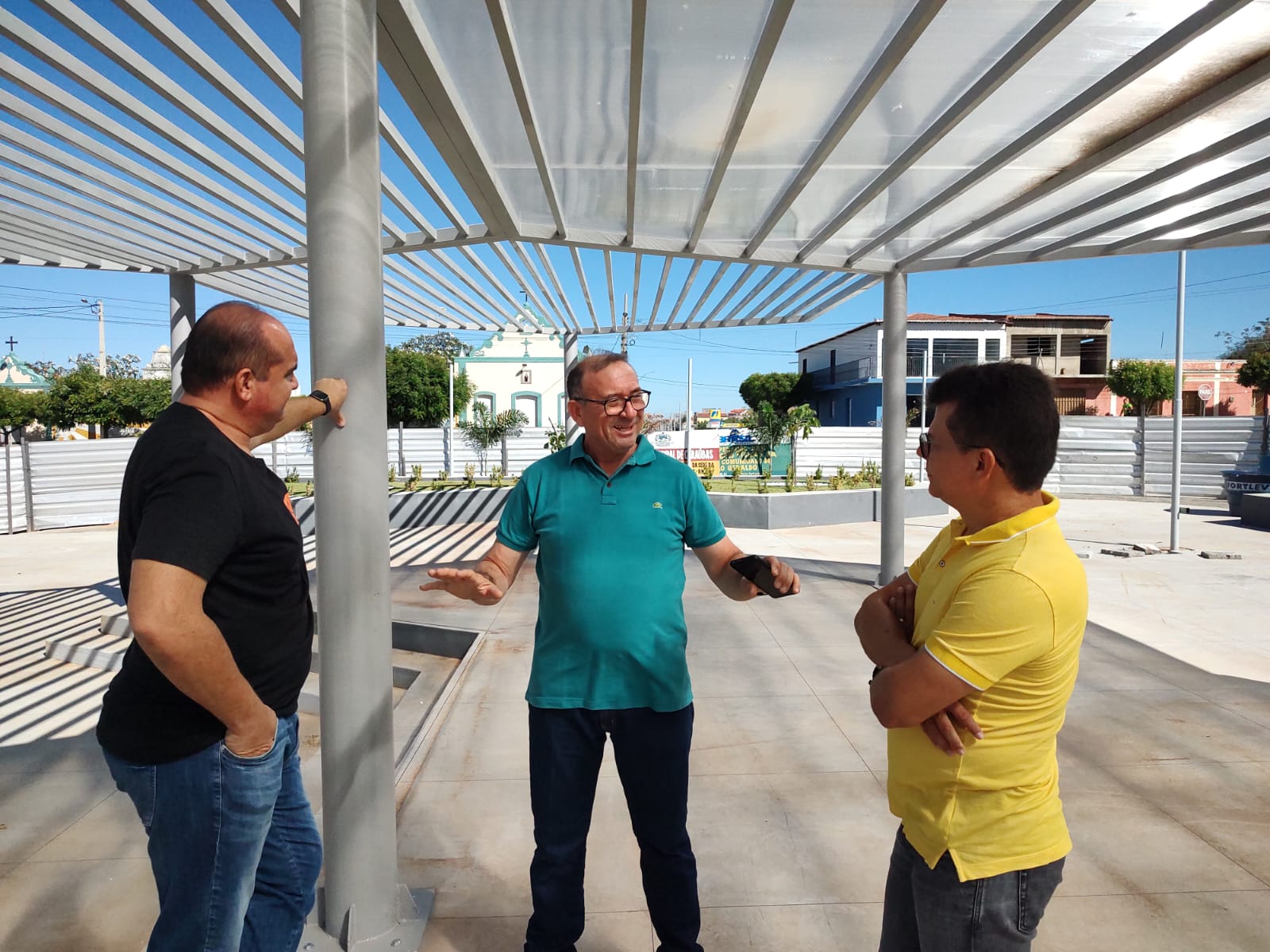 Prefeito Juninho Alves acompanha reta final das obras da Praça da Bíblia