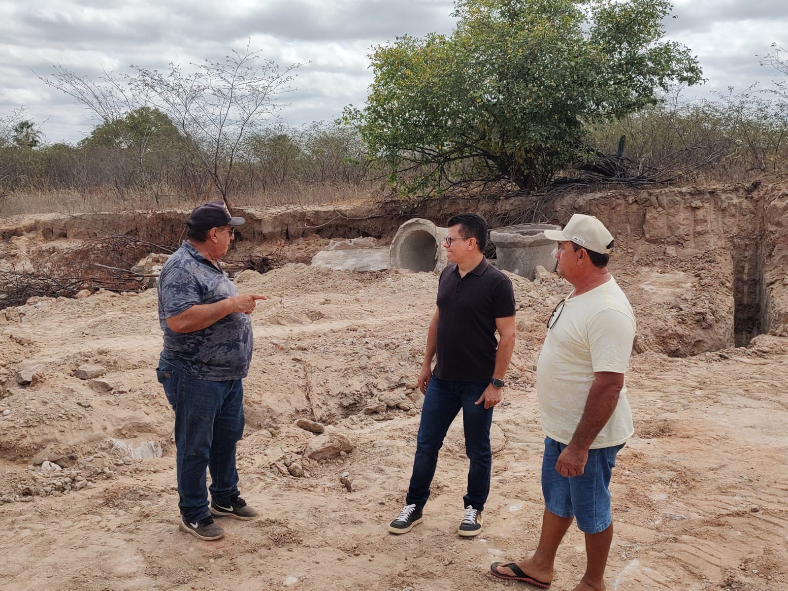 Prefeito Juninho Alves acompanha de perto obras em andamento na zona rural de Caraúbas