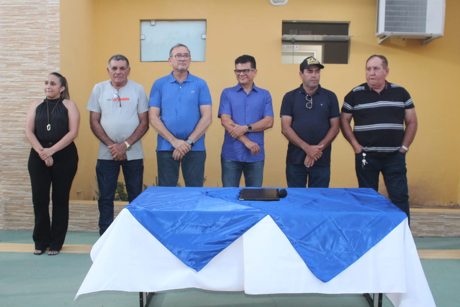 Prefeito Juninho Alves entrega ambulância e autoriza pavimentação na Mariana