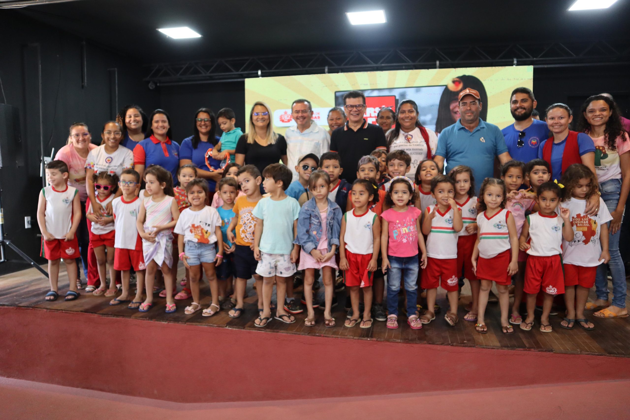 Prefeito Juninho Alves entrega equipamentos de recreação para as escolas municipais de Caraúbas