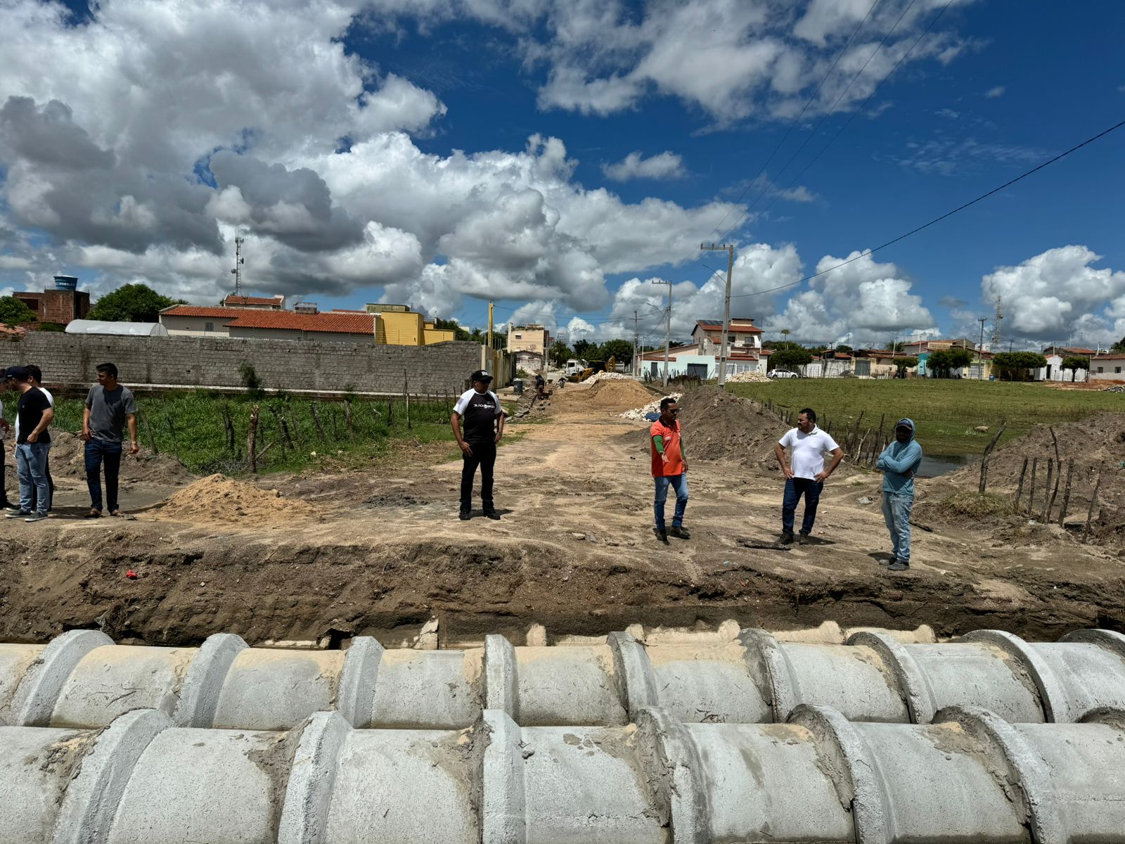 Prefeito Juninho Alves visita obras em andamentos na cidade de Caraúbas