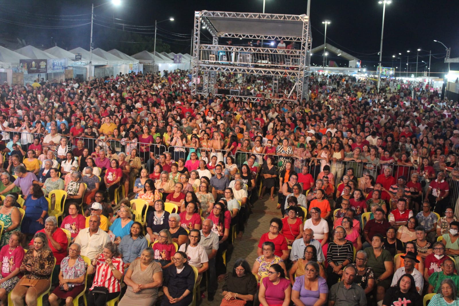 Padre Antônio Maria arrasta multidão em show religioso na Praça de Eventos em Caraúbas