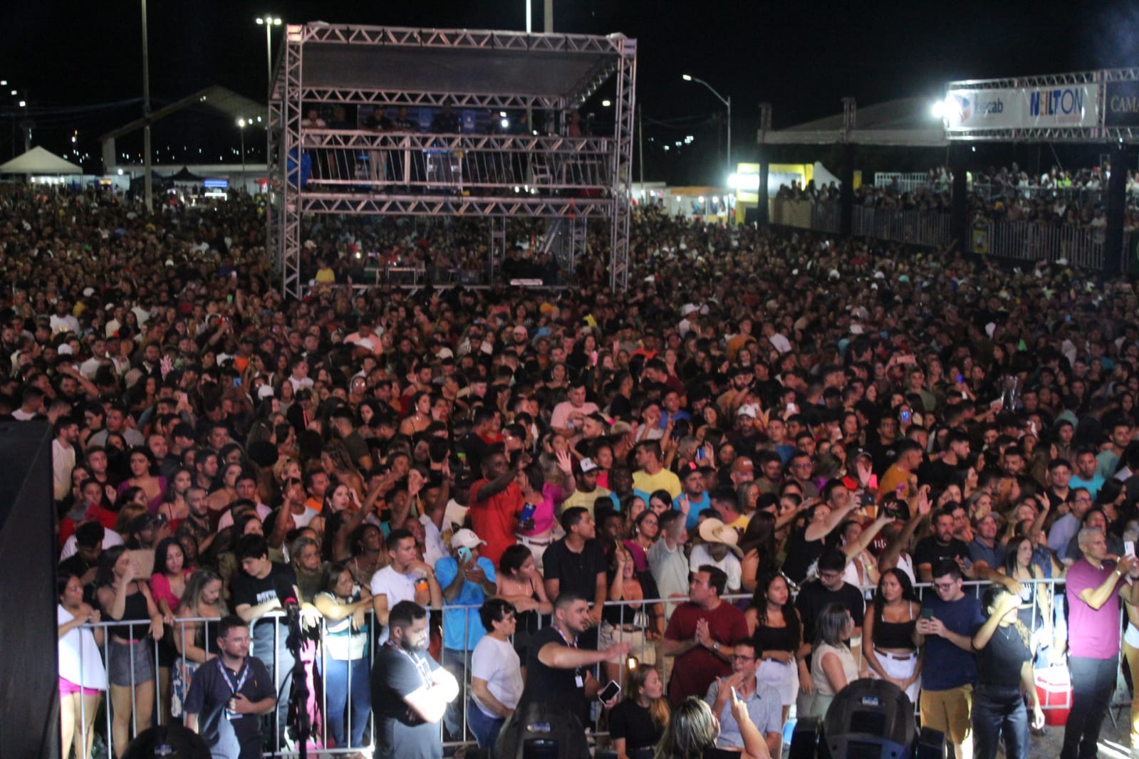 Banda Raça Negra se apresenta para monumental multidão na Praça de Eventos em Caraúbas