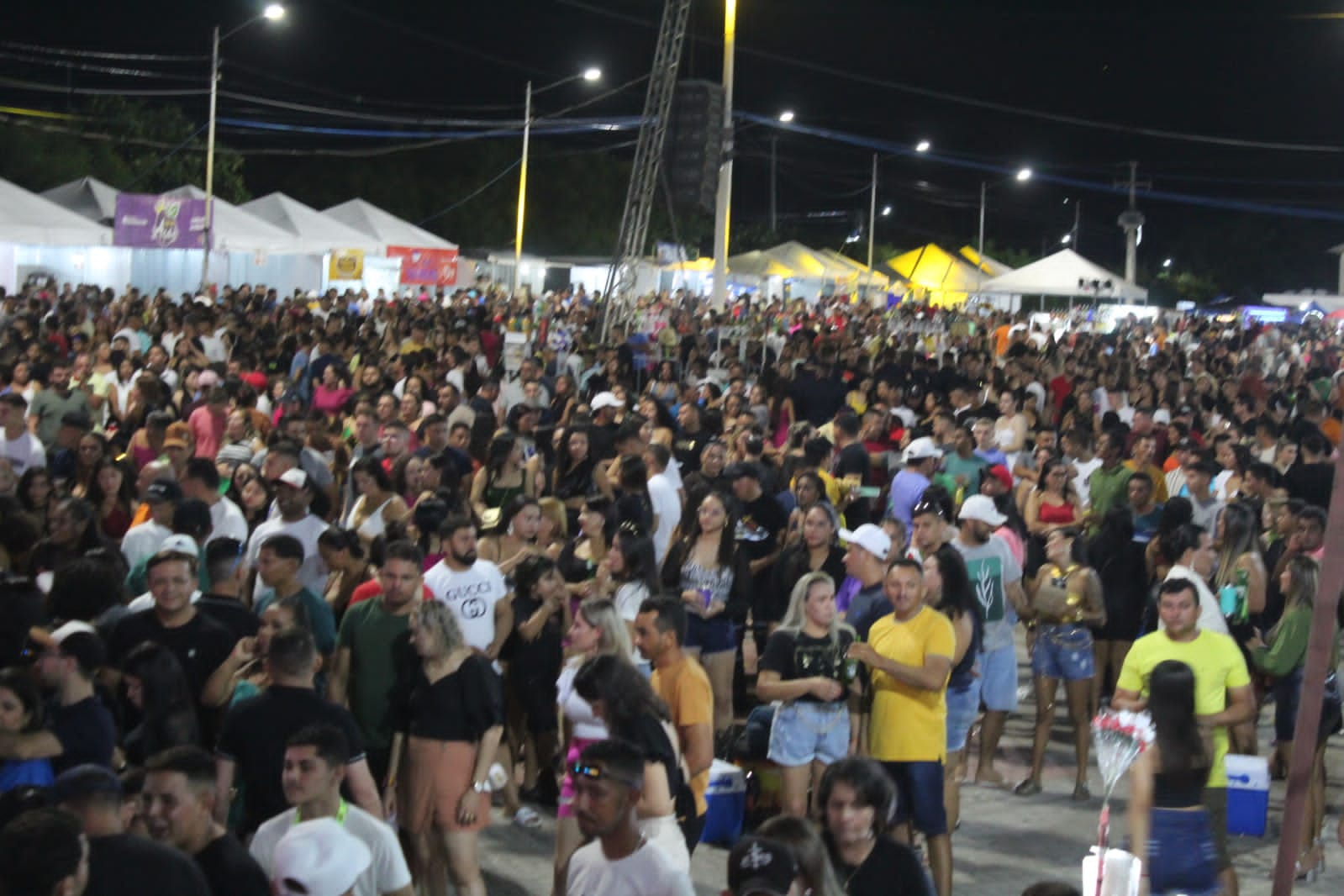 Banda Grafith leva grande multidão à Praça de Eventos em Caraúbas