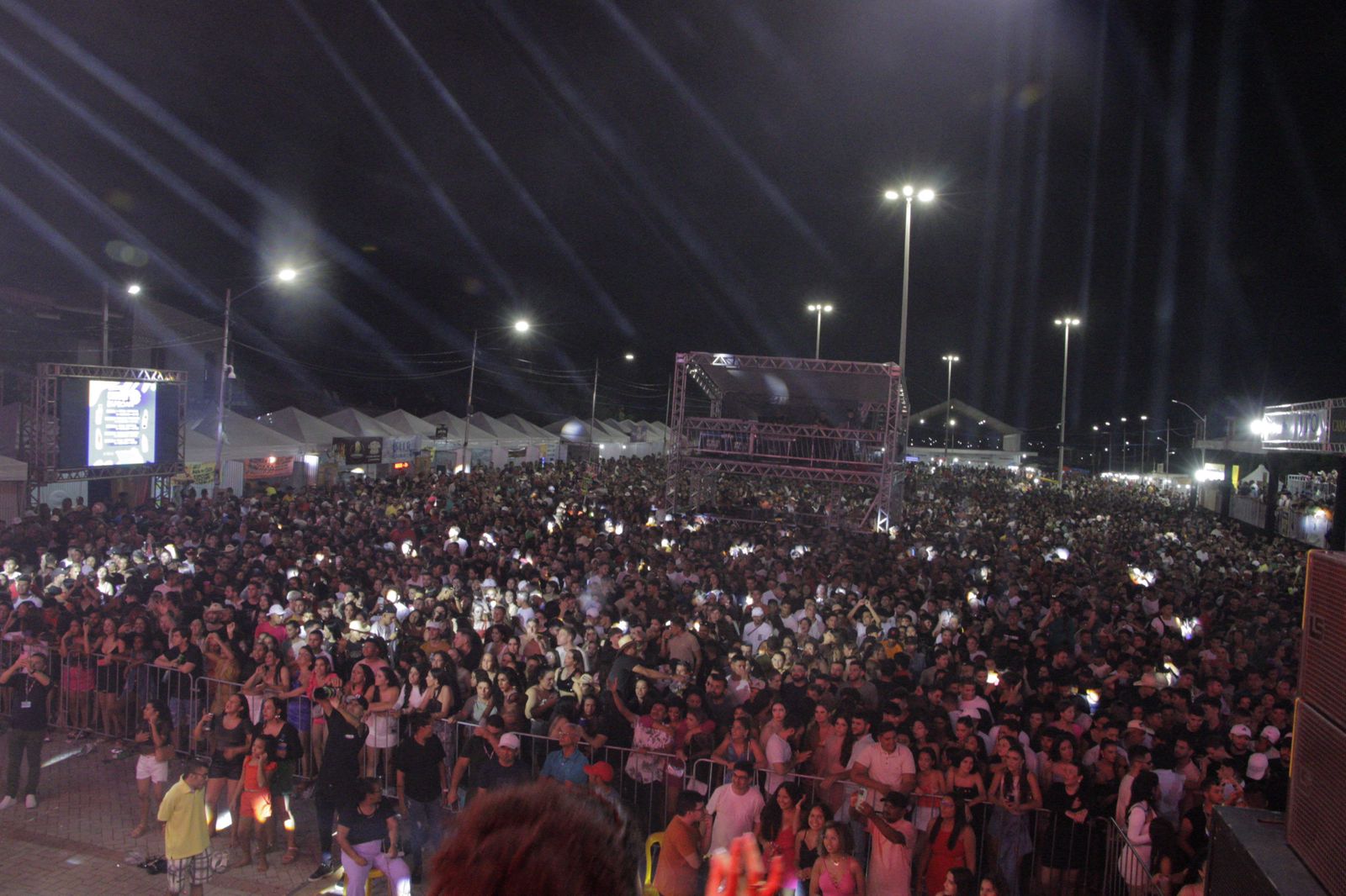 Tarcísio do Acordeon contagia Praça de Eventos com um dos maiores shows da história da Festa de São Sebastião em Caraúbas