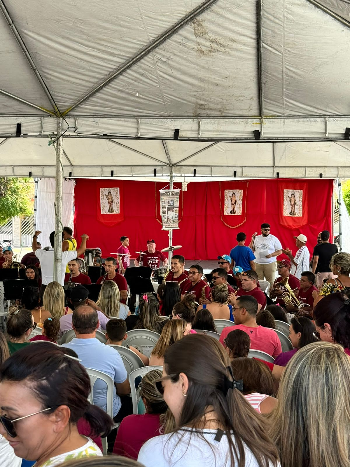 Com muita música e religiosidade prefeito Juninho Alves participa da Salva a São Sebastião