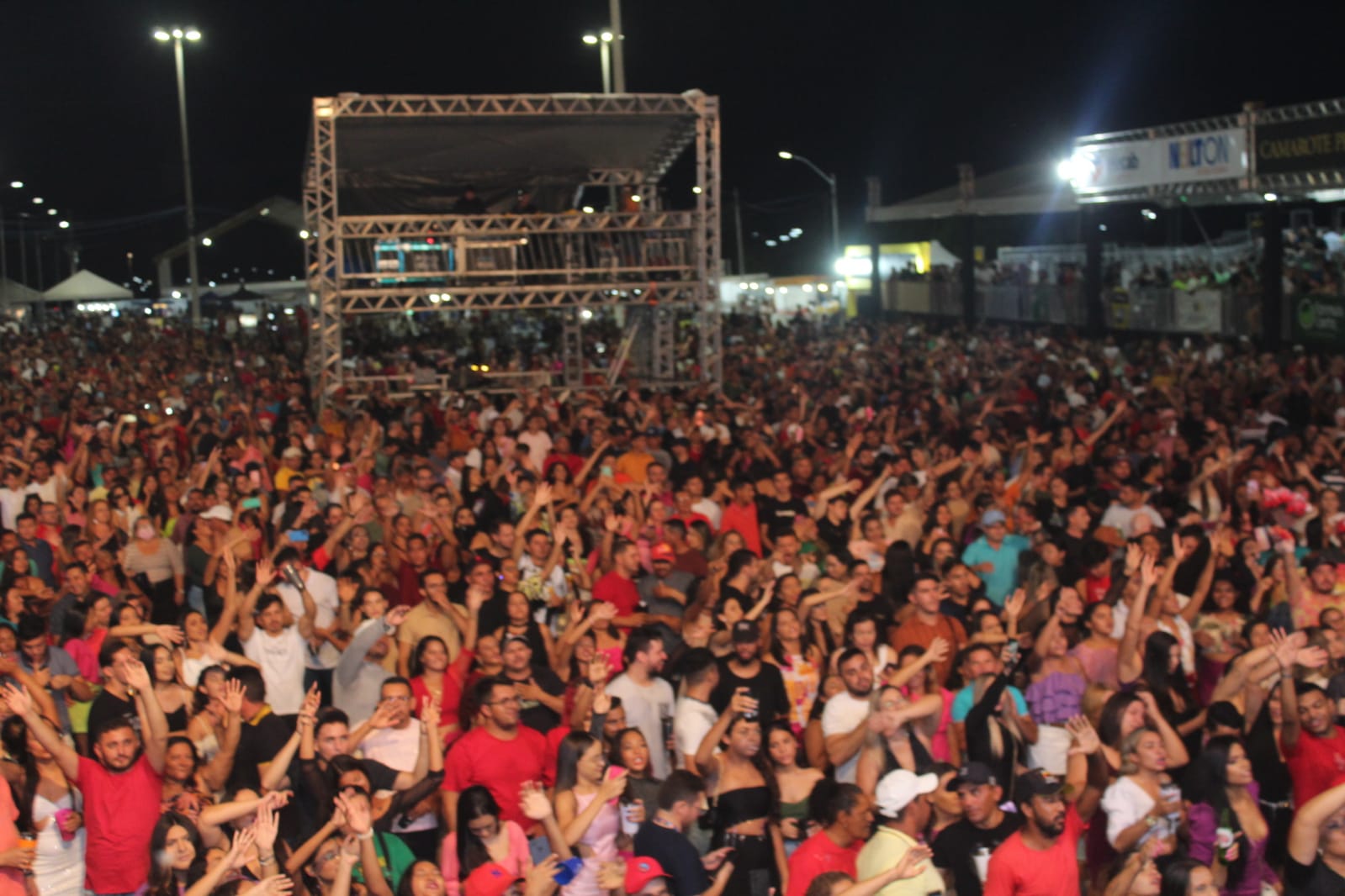 Bonde do Brasi apaixona multidão na Festa de São Sebastião em Caraúbas