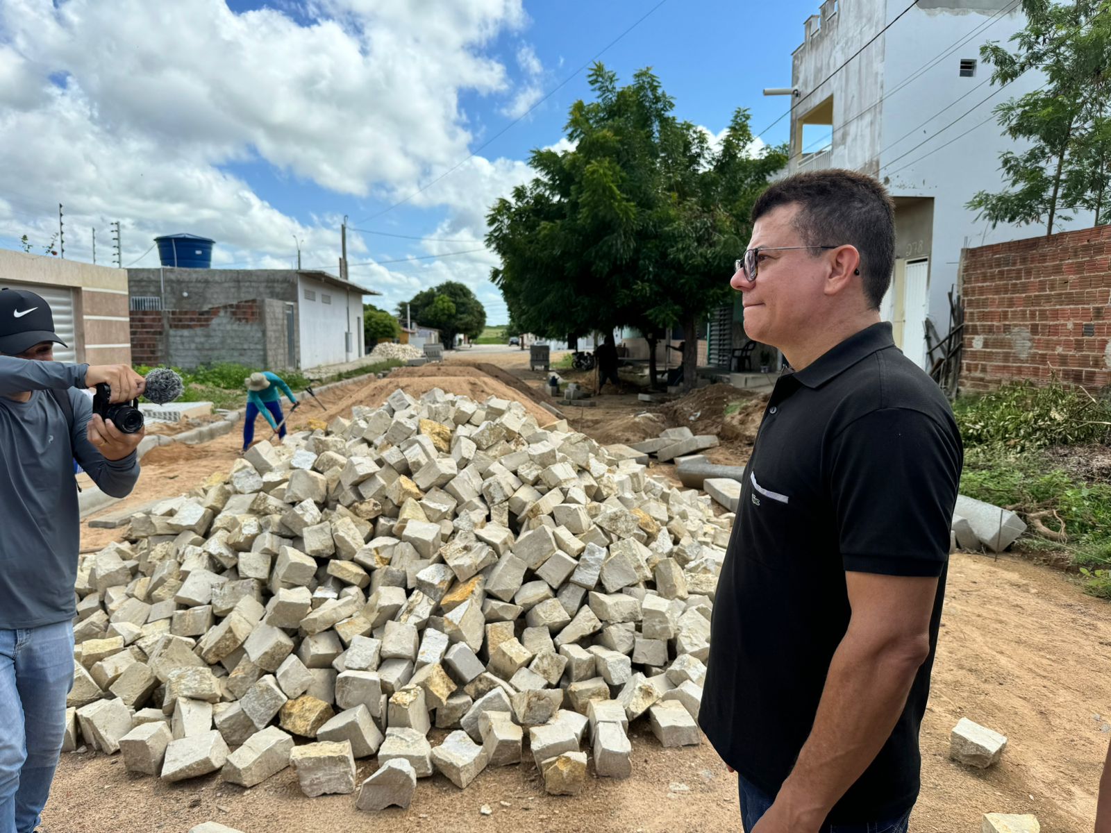 Prefeito Juninho Alves visita obras em andamento na cidade de Caraúbas