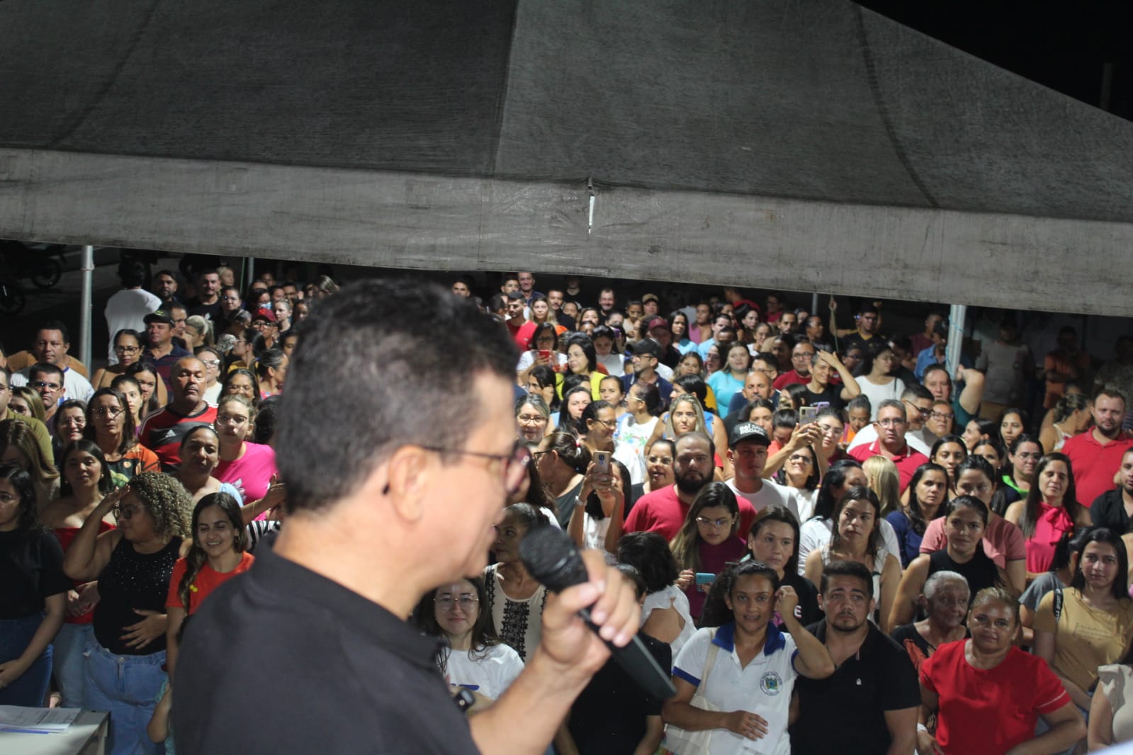 Em solenidade na Casa de Cultura prefeito Juninho Alves entrega ônibus e materiais permanentes para a Educação