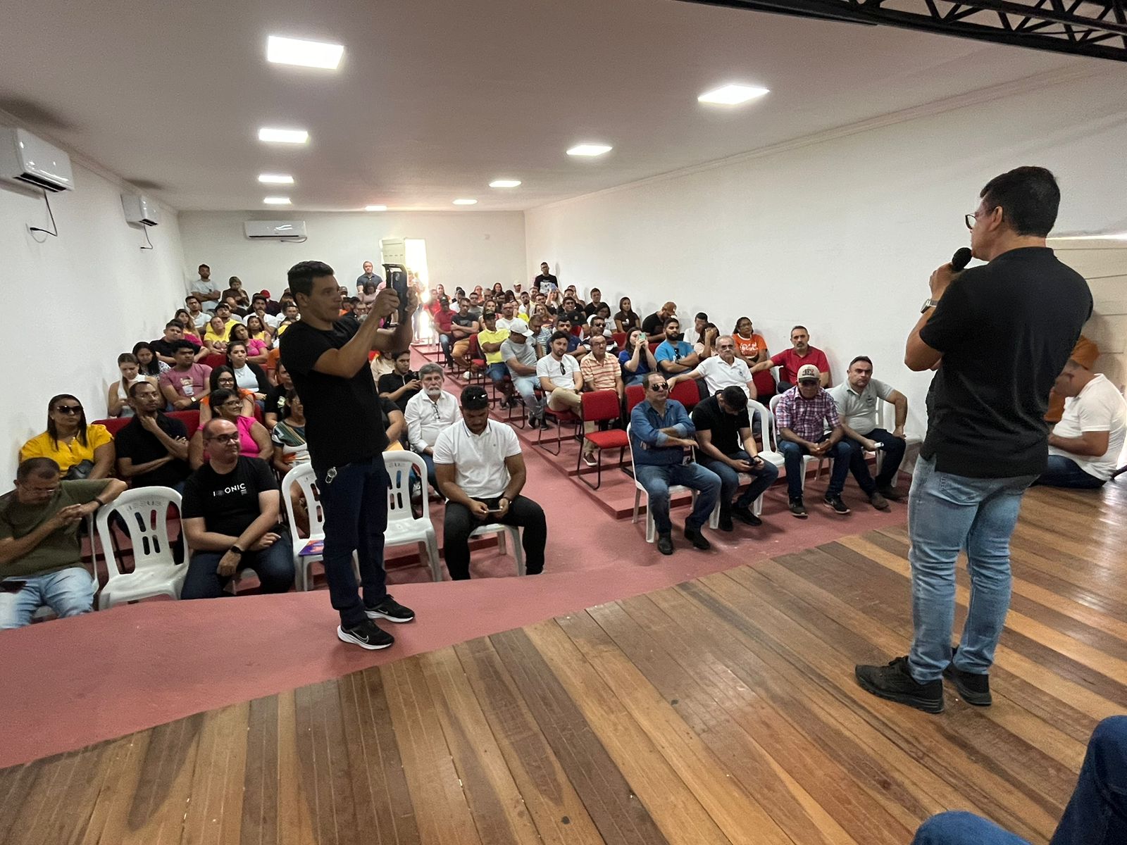 Prefeito Juninho Alves assina ordem de serviço para pavimentação de várias ruas em Caraúbas