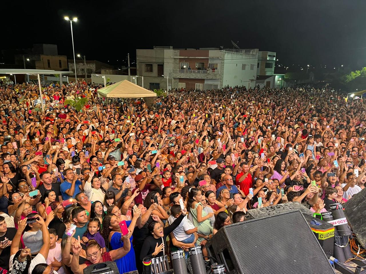 Prefeito Juninho Alves entrega praça da Bíblia Francileno Góis em Caraúbas